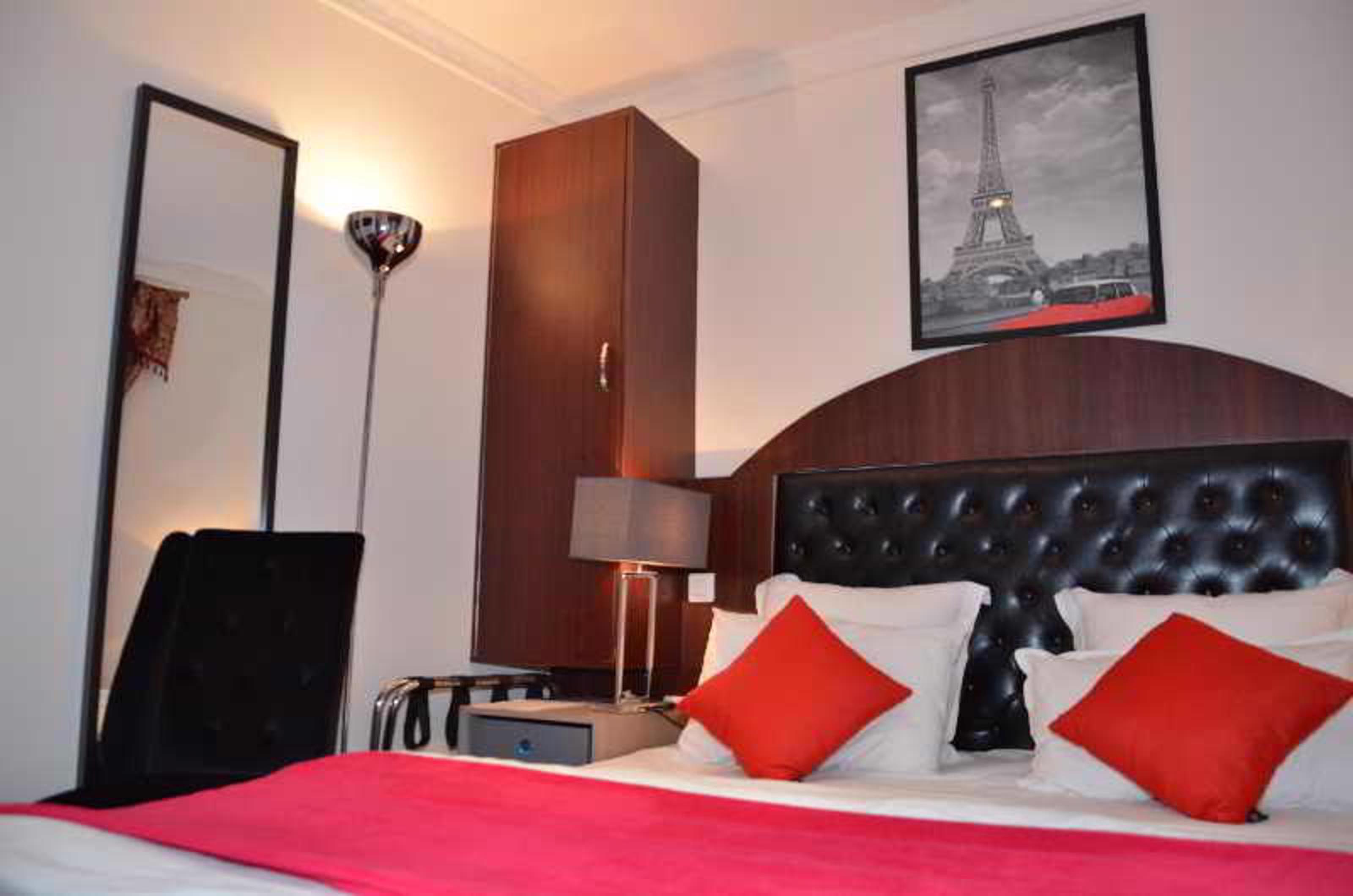 โรงแรมเรจินา มงมาร์ทร์ ปารีส ภายนอก รูปภาพ